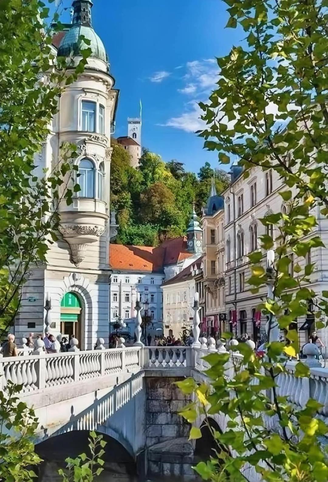 Little Plaza Duplex Lägenhet Ljubljana Exteriör bild